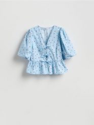 Bluzka w serca - jasnoniebieski. Niebieskie bluzki damskie Reserved, l, bez wzorów, z bawełny, bez kołnierzyka, bez ramiączek. Za 99.99 zł.