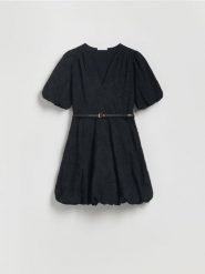 Sukienka z paskiem - czarny. Czarne sukienki damskie Reserved, l, bez wzorów, z bawełny, bez kołnierzyka, bez ramiączek, mini, bombki. Za 179.99 zł.