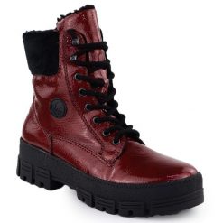 Botki damskie workery na platformie lakierowane czerwone Rieker Y0220-33. Czerwone botki damskie Rieker, z lakierowanej skóry, bez obcasa, na platformie, bez zapięcia. Za 399.00 zł.