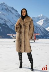 Brązowy Płaszcz Futerko o Prostym Kroju z Szerokim Kołnierzem Ezilana. Brązowe kurtki i płaszcze dla dziewczynek Renee, bez wzorów, z futra, bez kaptura. Za 319.99 zł.