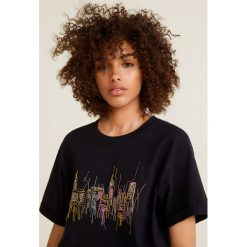 Mango - Top Newyork. Brązowe topy damskie Mango, z nadrukiem, z bawełny, z okrągłym kołnierzem, z krótkim rękawem. Za 69.90 zł.