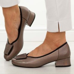 Brązowe czółenka damskie na obcasie M.Daszyński Sa279-1. Brązowe czółenka damskie M.Daszyński, z aplikacjami, ze skóry, casualowe, z okrągłym noskiem, bez obcasa, na obcasie, bez zapięcia. W wyprzedaży za 179.10 zł.