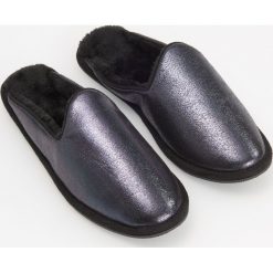 Kapcie - Szary. Szare kapcie damskie Reserved. Za 39.99 zł.