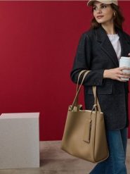 Torba na ramię z imitacji skóry z portfelem i kosmetyczką - beżowy. Brązowe torby na ramię damskie Sinsay, bez wzorów, ze skóry, bez dodatków. Za 69.99 zł.