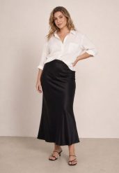 Czarna Satynowa Spódnica o Rozkloszowanym Kroju Dapsper. Czarne spódnice damskie Born2be, xl, bez wzorów, z satyny, eleganckie, maxi, dopasowane. Za 139.99 zł.