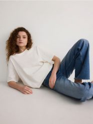T-shirt oversize - złamana biel. T-shirty damskie Reserved, l, bez wzorów, z bawełny, bez kołnierzyka. W wyprzedaży za 35.99 zł.