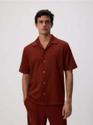 Strukturalna koszula comfort - brązowy. Brązowe koszule męskie Reserved, l, bez wzorów, z dzianiny, bez kołnierzyka, bez ramiączek. W wyprzedaży za 79.99 zł.