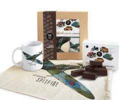 Supermarine Spitfire — paczka (Zawartość paczki: koszulka, torba, kubek, słodycze; Rozmiar koszulki / bluzy: 3XL (damska); Kolor koszulki / bluzy: cza. Brązowe bluzy damskie nikiniki, s, bez wzorów, z bawełny, bez kaptura. Za 179.00 zł.