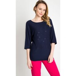 Granatowy sweter z nietoperzowymi rękawami QUIOSQUE. Swetry damskie marki QUIOSQUE. W wyprzedaży za 49.99 zł.
