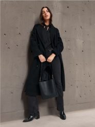 Torebka tote - czarny. Czarne torebki do ręki damskie Sinsay, bez wzorów, ze skóry, bez dodatków. Za 49.99 zł.