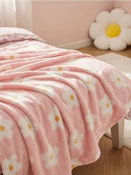 Koc w kwiaty - różowy. Czerwone kocyki dla dzieci Sinsay. Za 25.99 zł.