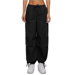 Spodnie cargo w stylu parachute z bawełny dla kobiet Urban Classics. Czarne spodnie materiałowe damskie Urban Classics, m, bez wzorów, z bawełny. Za 169.70 zł.