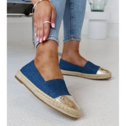 Niebiesko-złote błyszczące espadryle Surana niebieskie. Niebieskie espadryle damskie na lato, bez wzorów, z materiału, młodzieżowe, z okrągłym noskiem, bez obcasa, bez zapięcia. Za 81.83 zł.