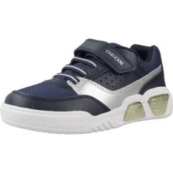 Tenisówki Geox Model J Illuminus Boy Kolor Niebieski. Niebieskie trampki i tenisówki chłopięce Geox, bez wzorów, z materiału, sportowe, bez zapięcia. Za 199.99 zł.