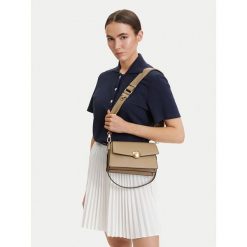 Torebka Lacoste. Czerwone torebki do ręki damskie Lacoste, bez wzorów, klasyczne, bez dodatków. Za 908.99 zł.