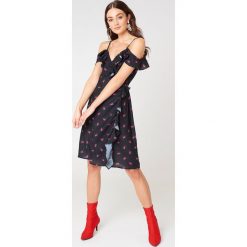 NA-KD Kopertowa sukienka z odkrytymi ramionami - Black,Multicolor. Sukienki damskie marki NA-KD. W wyprzedaży za 38.98 zł.