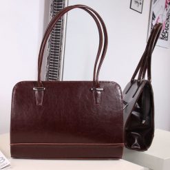 Torebka skórzana kuferek DAN-A T302 koniak. Torebki do ręki damskie DAN-A, bez wzorów, ze skóry, eleganckie, bez dodatków. Za 349.99 zł.