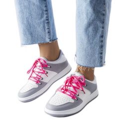 Białe retro sneakersy Shari. Białe trampki i tenisówki damskie bez wzorów, klasyczne, bez zapięcia. Za 82.20 zł.