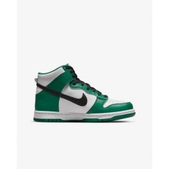 Buty Nike Dunk High Celtics Białe Męskie. Białe buty sportowe męskie Nike, ze skóry, bez zapięcia, do koszykówki. W wyprzedaży za 399.55 zł.