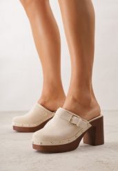 Beżowe Klapki na Obcasie Typu Chodaki Ozdobione Nitami i Klamrami Herminna. Brązowe klapki damskie Born2be, bez wzorów, z jeansu, eleganckie, bez obcasa, na obcasie. Za 139.99 zł.