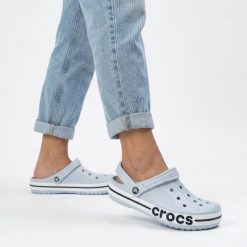 Klapki chodaki damskie sportowe Crocs BAYABAND CLOG. Białe klapki damskie Crocs, bez wzorów, z materiału, eleganckie, bez obcasa. Za 219.00 zł.