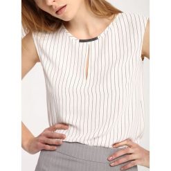 BLUZKA KRÓTKI RĘKAW LUŹNA. Bluzki damskie TOP SECRET. W wyprzedaży za 39.99 zł.