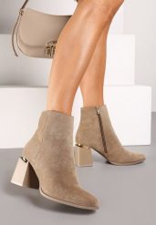 Ciemnobeżowe Botki z Ekozamszu na Niskim Obcasie z Metalicznym Detalem Zinamara. Brązowe botki damskie Renee, z dzianiny, eleganckie, bez obcasa, na obcasie, bez zapięcia. Za 119.99 zł.