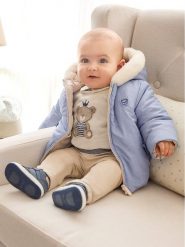 Mayoral Kurtka zimowa 2.410 Niebieski Regular Fit. Niebieskie buty zimowe chłopięce Mayoral, bez wzorów, z syntetyku, bez zapięcia. Za 209.99 zł.