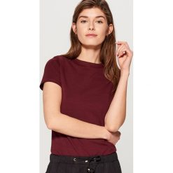 Bawełniana koszulka basic - Bordowy. Czerwone bluzki damskie marki Mohito, z bawełny. Za 29.99 zł.