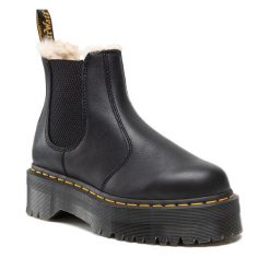 Sztyblety Dr. Martens. Czarne botki damskie Dr. Martens, bez obcasa, na płaskiej podeszwie, bez zapięcia. Za 849.99 zł.