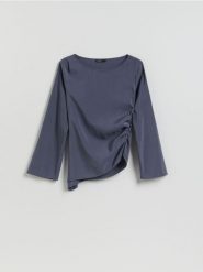 Bluzka z asymetrycznym dołem - szary. Szare bluzki damskie Reserved, l, bez wzorów, z tkaniny, z asymetrycznym kołnierzem, bez ramiączek. Za 109.99 zł.