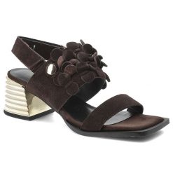 Sandały damskie S.Barski, cholewka ze skóry naturalnej na stabilnym obcasie z metalicznym detalem i efektowną aplikacją kwiatową nadają stylizacji el. Brązowe klapki damskie S.BARSKI, z aplikacjami, ze skóry, bez obcasa, na obcasie, bez zapięcia. Za 319.00 zł.