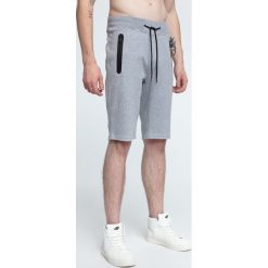 Spodenki dresowe męskie SKMD253 - chłodny jasny szary. Szorty męskie marki 4f. W wyprzedaży za 59.99 zł.
