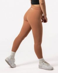 Damskie legginsy 7/8 na jogę i pilates, bez przedniego szwu – karmelowy. Brązowe legginsy sportowe damskie AESTHETIC WOLF, s, bez wzorów, z dzianiny, z podwyższonym stanem, na fitness i siłownię. Za 149.99 zł.