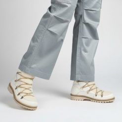 Botki damskie Kampa, cholewka ze skóry naturalnej wnętrze ocieplane i sznurowane, białe, Z652-444-510. Białe kozaki damskie KAMPA, ze skóry, bez obcasa. Za 339.00 zł.