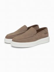 Zamszowe półbuty męskie slip on na grubej podeszwie – ciemnobeżowe V1 - Rozmiar: 44. Brązowe półbuty na co dzień męskie Ombre Clothing, na lato, z gumy, casualowe, bez zapięcia. W wyprzedaży za 209.99 zł.