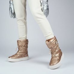 Śniegowce damskie Big Star, z połączenia materiału tekstylnego i syntetycznego z pikowaną metaliczną cholewką regulowanym sznurowaniem, beżowe, KK274. Brązowe kozaki damskie Big Star, ze skóry ekologicznej, bez obcasa, na platformie. Za 209.00 zł.