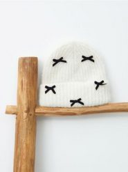 Czapka premium z alpaki z ozdobnymi kokardami - kremowy. Białe czapki i kapelusze damskie Sinsay, bez wzorów. Za 29.99 zł.