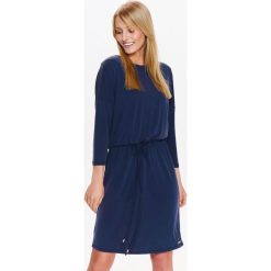 SUKIENKA Z BARDZO PRZYJEMNEJ DZIANINY Z WIĄZANIEM W PASIE. Sukienki damskie TOP SECRET. W wyprzedaży za 49.99 zł.