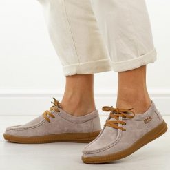 C.Beżowe tp skórzane mokasyny damskie T.Sokolski w26-214. Brązowe mokasyny damskie Sokolski, z jeansu, biznesowe. W wyprzedaży za 224.10 zł.