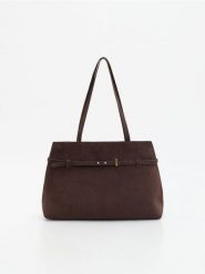 Torebka z imitacji zamszu - ciemnobrązowy. Brązowe torebki do ręki damskie Reserved, bez wzorów, bez dodatków. Za 159.99 zł.