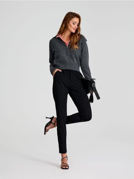 Spodnie cygaretki - czarny. Czarne spodnie materiałowe damskie Sinsay, l, bez wzorów. Za 49.99 zł.