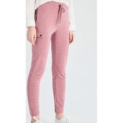 Spodnie jogger z kieszeniami cargo - Różowy. Spodnie materiałowe damskie marki Sinsay. Za 49.99 zł.