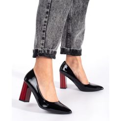 Eleganckie lakierowane czarne czółenka na słupku. Czarne czółenka damskie bez wzorów, z lakierowanej skóry, eleganckie, bez obcasa, na słupku, bez zapięcia. Za 181.89 zł.