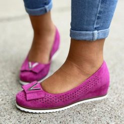 Fuksjowe ażurowe czółenka damskie na koturnie M.Daszyński Sa199-6. Czerwone czółenka damskie M.Daszyński, w ażurowe wzory, z zamszu, eleganckie, z okrągłym noskiem, bez obcasa, na koturnie, bez zapięcia. Za 169.00 zł.