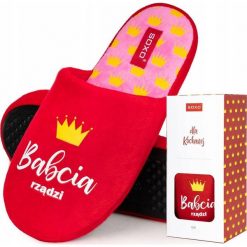 Soxo Kapcie dla Babci SOXO Babcia rządzi w pudełku na prezent 3637. Kapcie damskie Soxo, bez wzorów. Za 99.99 zł.