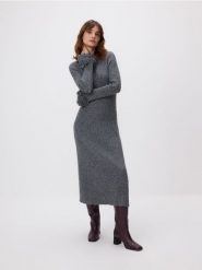 Sukienka z ozdobnym rękawem - wielobarwny. Sukienki damskie Reserved, l, bez wzorów, z dzianiny, bez kołnierzyka, bez ramiączek, dopasowane. Za 239.99 zł.