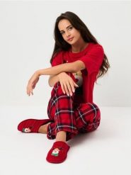 Świąteczne kapcie z motywem renifera - czerwony. Czerwone kapcie damskie Sinsay, bez wzorów. Za 25.99 zł.