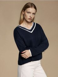 Sweter z kontrastowym dekoltem - granatowy. Niebieskie swetry damskie Sinsay, l, bez wzorów, bez kołnierzyka, bez ramiączek, bez kaptura. Za 49.99 zł.