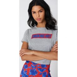 NA-KD T-shirt Smoking Hot - Grey. T-shirty damskie marki NA-KD. W wyprzedaży za 24.28 zł.